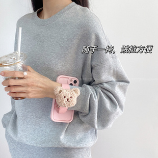 ins风毛茸茸小熊手腕带适用iPhone16Promax手机壳15Pro全包少女粉苹果13硅胶14Promax女生款11/12Pro可爱plus