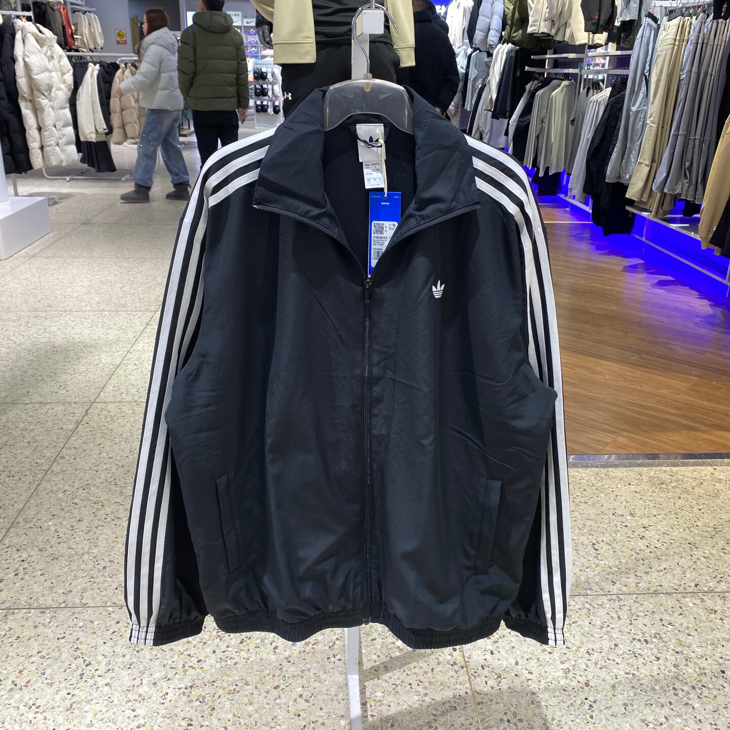 阿迪达斯三叶草新款女子三杠夹克图片