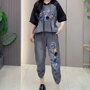 夏季时尚洋气女减龄加肥加大码重工牛仔拼接连帽短袖+裤子两件套