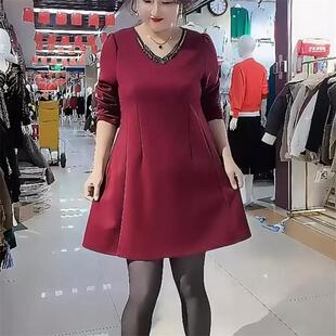 2024冬季洋气减龄韩版加肥加大纯色V领钉珠长袖连衣裙收腰显瘦潮