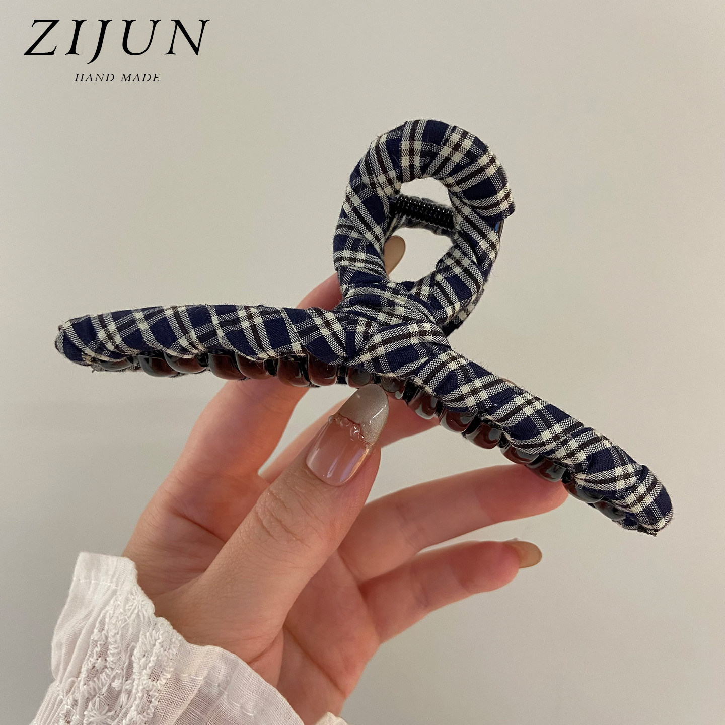 洋气格纹缠绕抓夹女手工设计