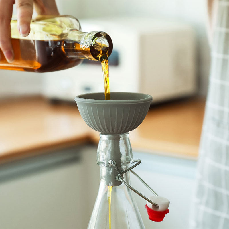 厨房小工具硅胶多功能分液漏斗倒油器酱油不漏油大口径倒水不外溅