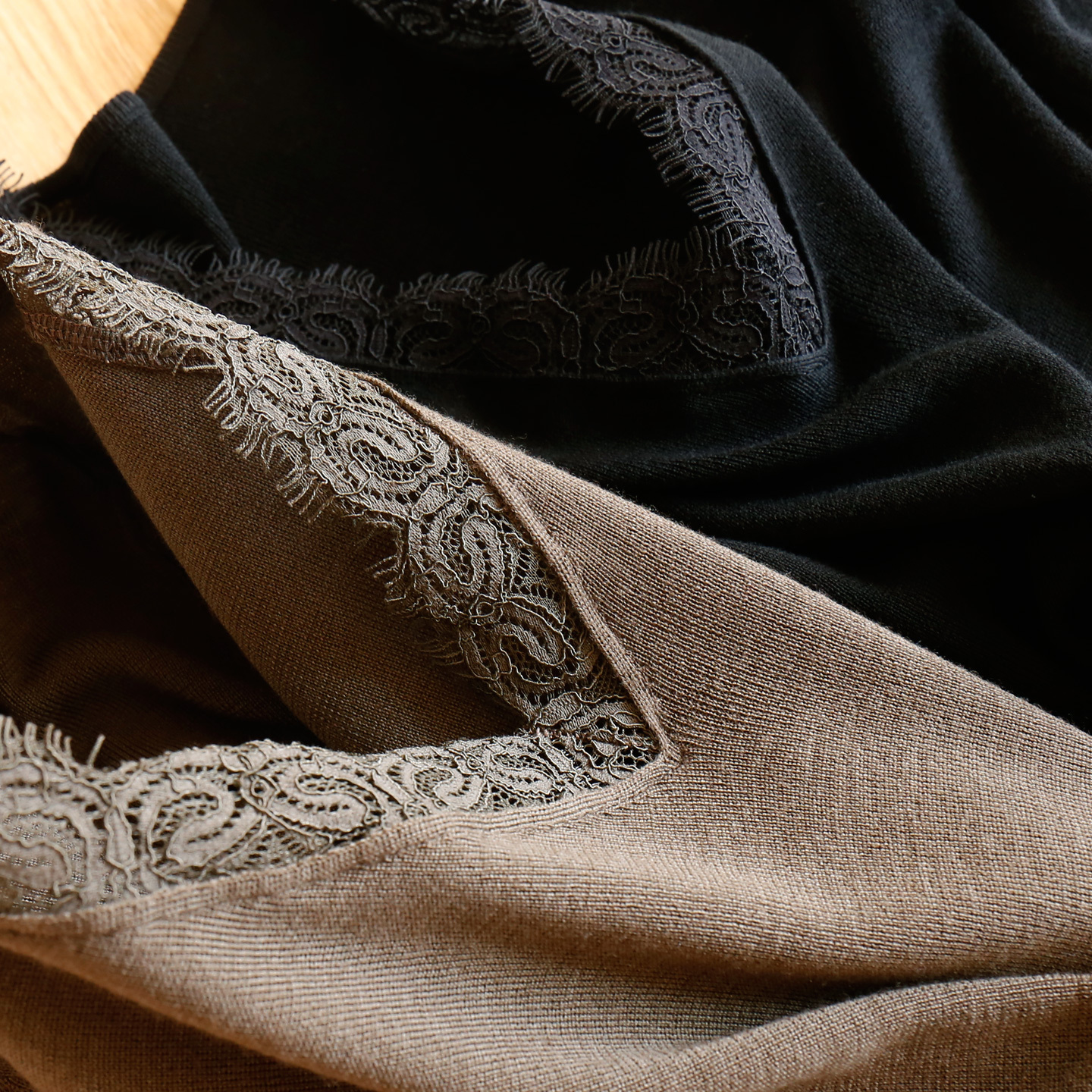 法柜60支精纺羊毛蕾丝V领毛衣