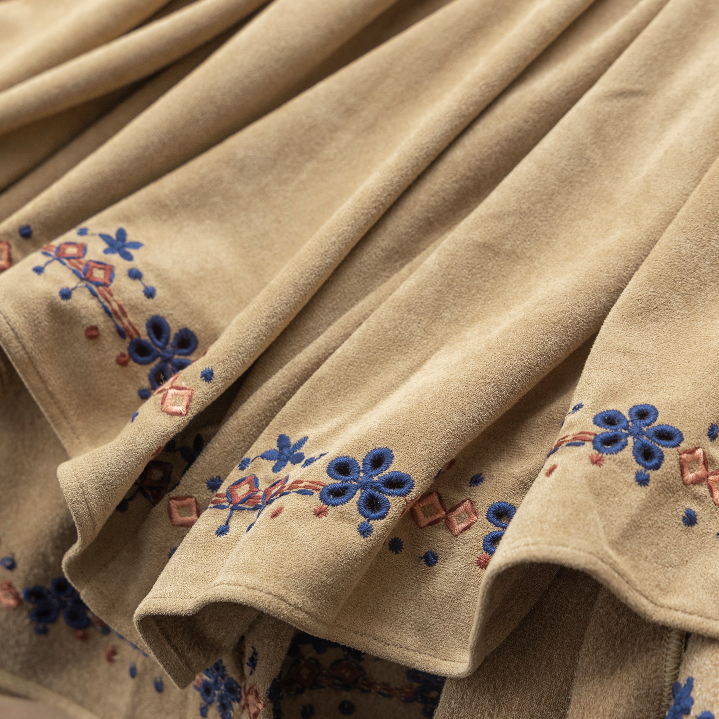 法柜镂空刺绣麂皮绒大裙摆半身裙