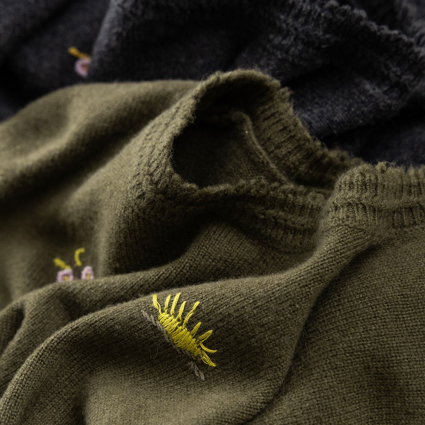 法柜100绵羊毛钉珠刺绣圆领毛衣