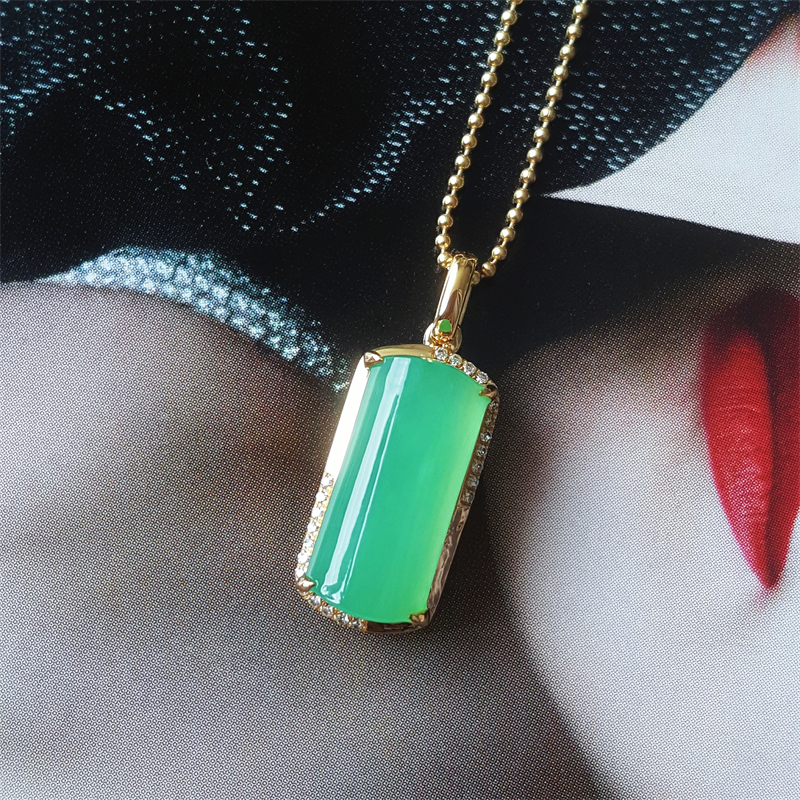 缅甸翡翠吊坠冰种翡翠阳绿吊坠