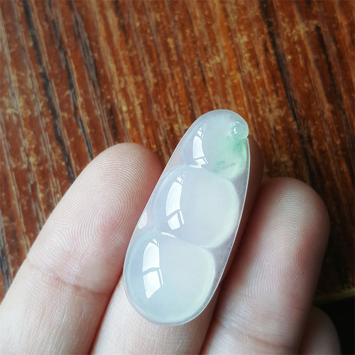 缅甸翡翠吊坠冰种翡翠福豆吊坠