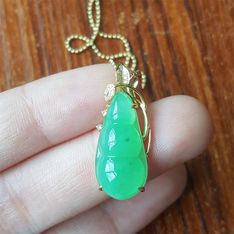 缅甸翡翠吊坠冰种翡翠福豆吊坠