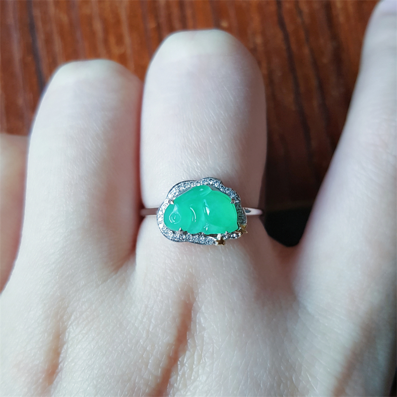 缅甸A货18k金冰甜绿兔子翡翠戒指