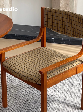 法式复古格纹餐椅家用中古风实木软包靠背椅餐厅扶手小众单人椅子