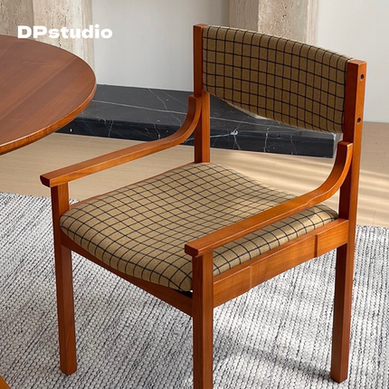 法式复古格纹餐椅家用中古风实木软包靠背椅餐厅扶手小众单人椅子