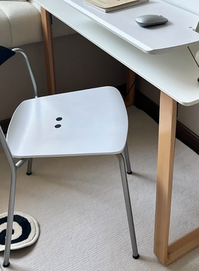 北欧简约创意餐椅工业风设计感咖啡店椅子家用可叠放书桌靠背椅