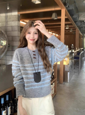 韩系复古牛角扣撞色条纹毛衣女秋季软糯圆领温柔宽松针织衫上衣