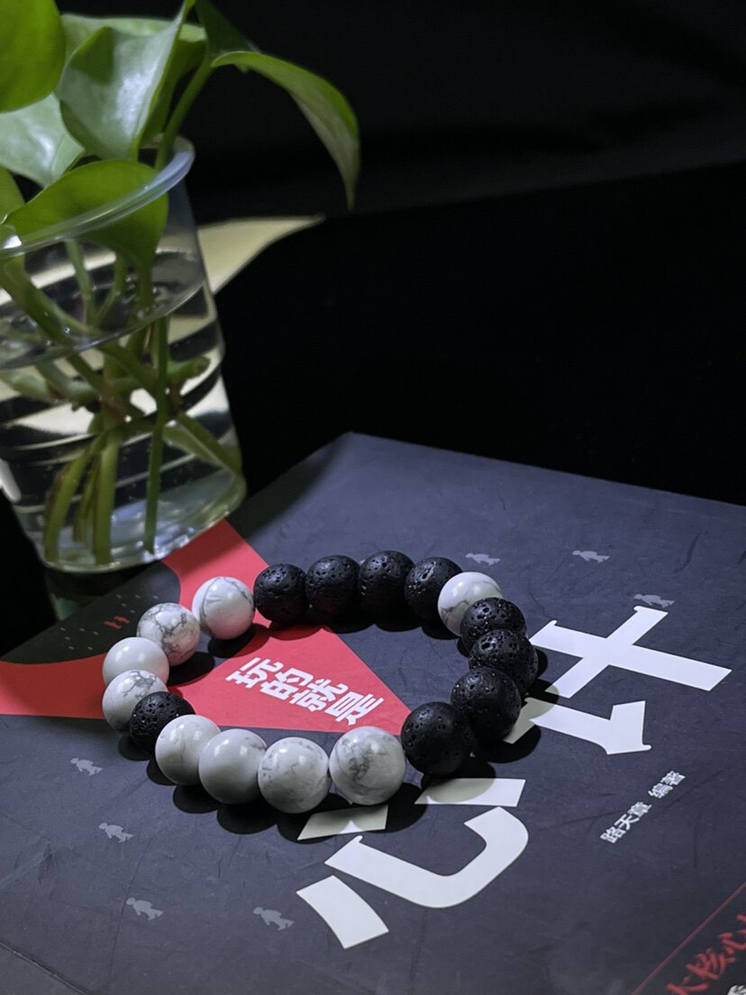 8m火山岩白松手串,墨白缠绕,雅致的新中式之美