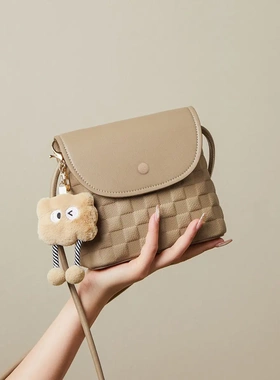 今年流行水桶包包女2025新款休闲百搭小包时尚通勤单肩斜挎包纯色