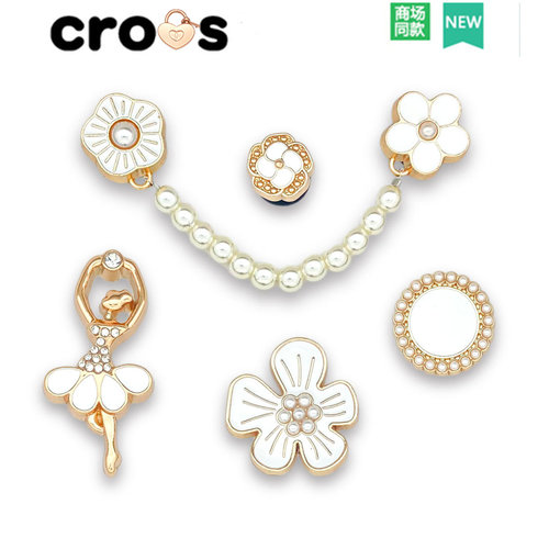 crocs白色花朵珍珠金属鞋扣