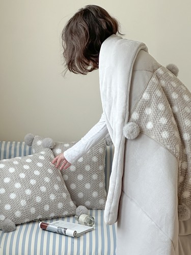 加绒加厚多功能抱枕被子两用办公室午睡空调毯子午睡二合一枕头被