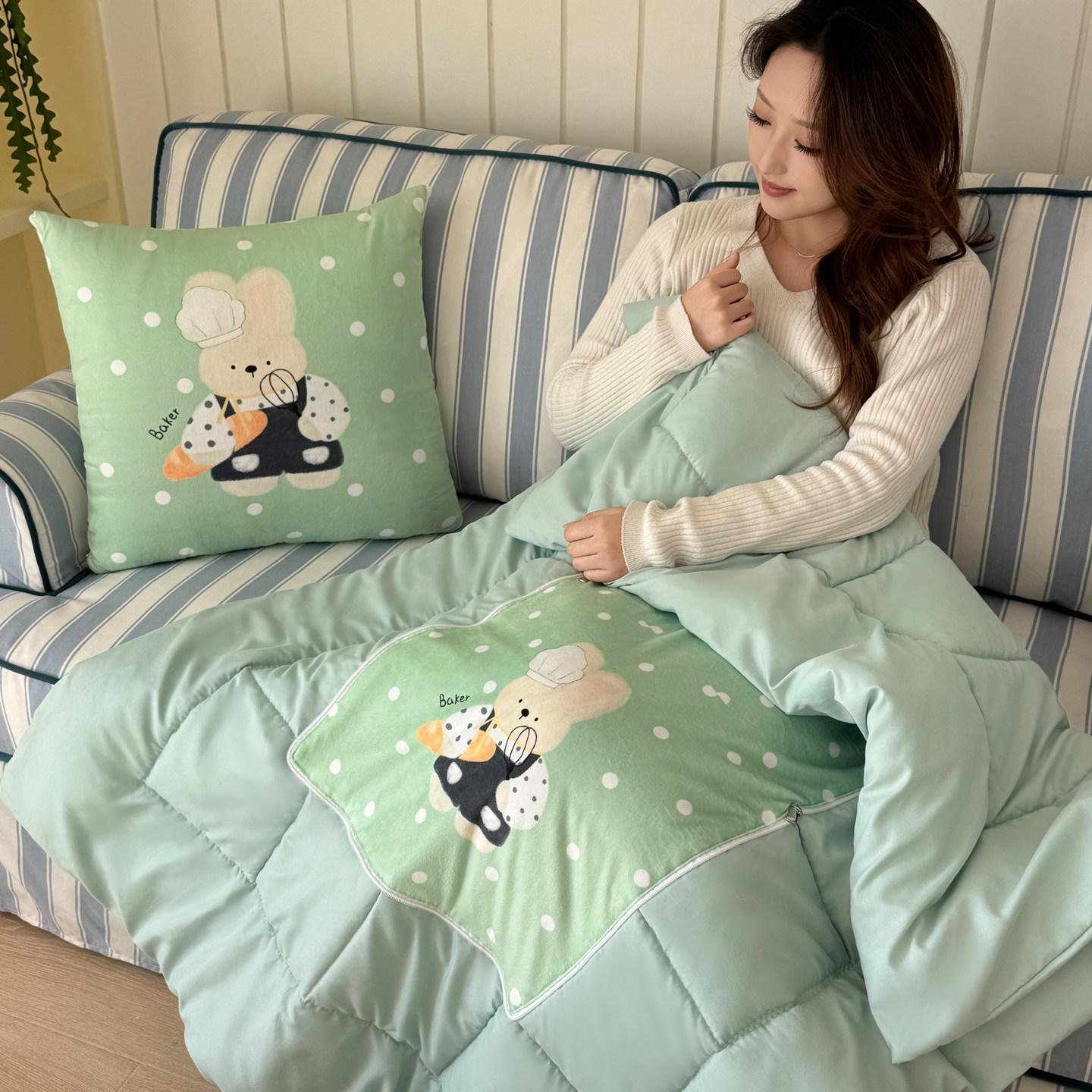 多功能可爱卡通小熊抱枕被子两用加厚保暖居家办公室靠垫车载用