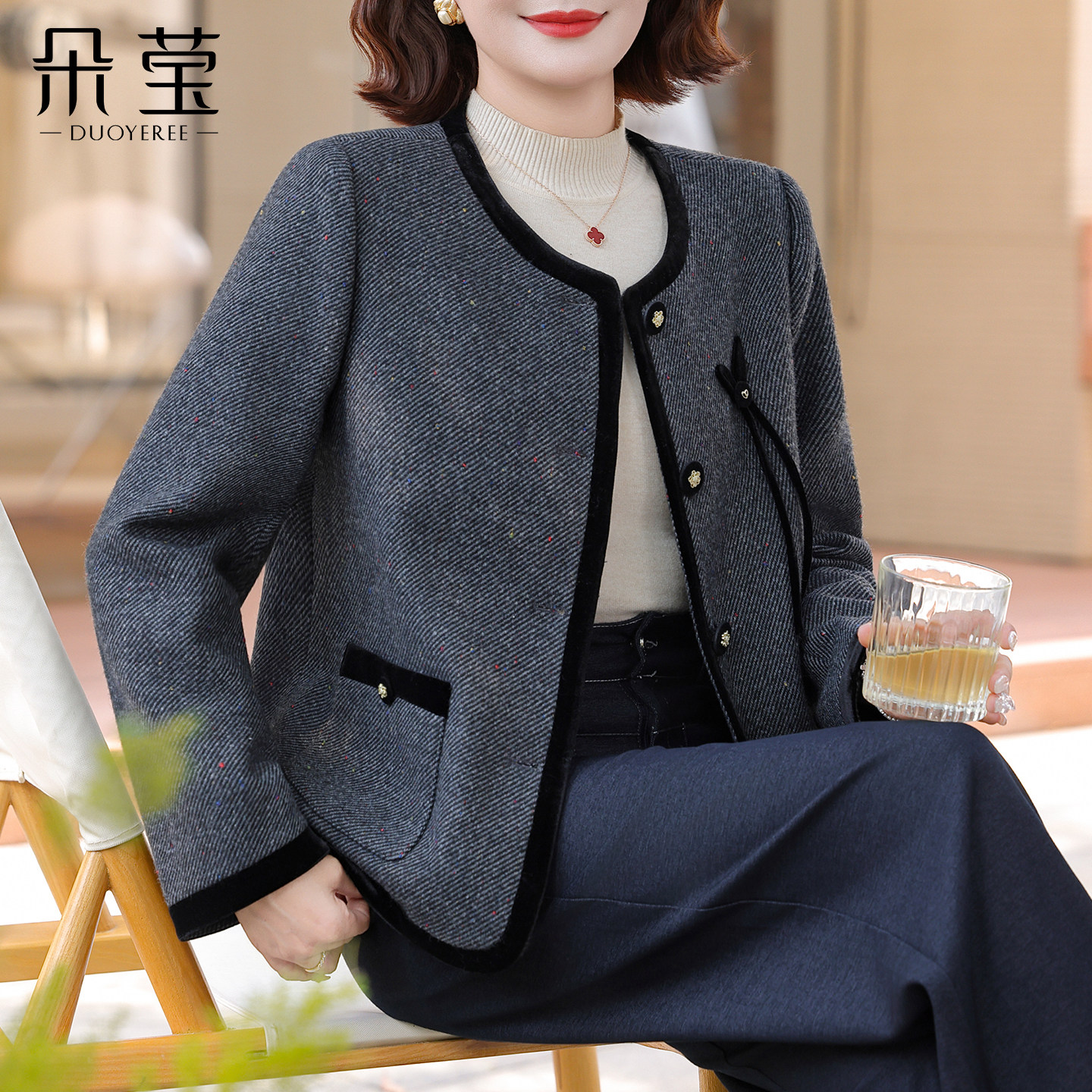 中年妈妈秋装洋气小香风短款外套2026新款中老年女装西装呢子上衣