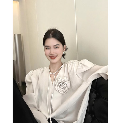 法式泡泡袖缎面长袖高级设计感小众衬衫女春夏立体花朵短上衣外套