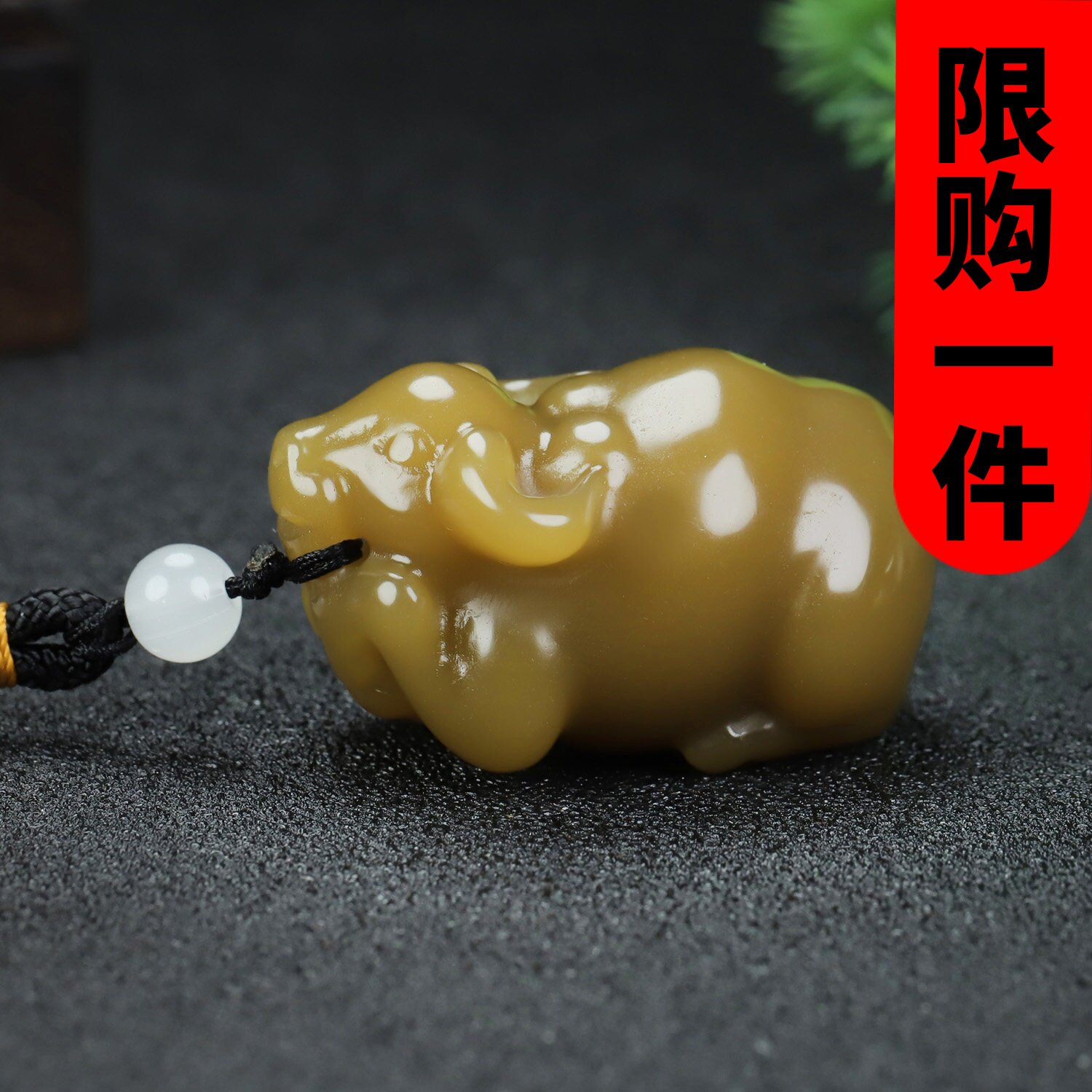 和田玉牛手把件新疆玉糖料扭转乾坤玉牛手玩件玉石生肖牛把件挂件