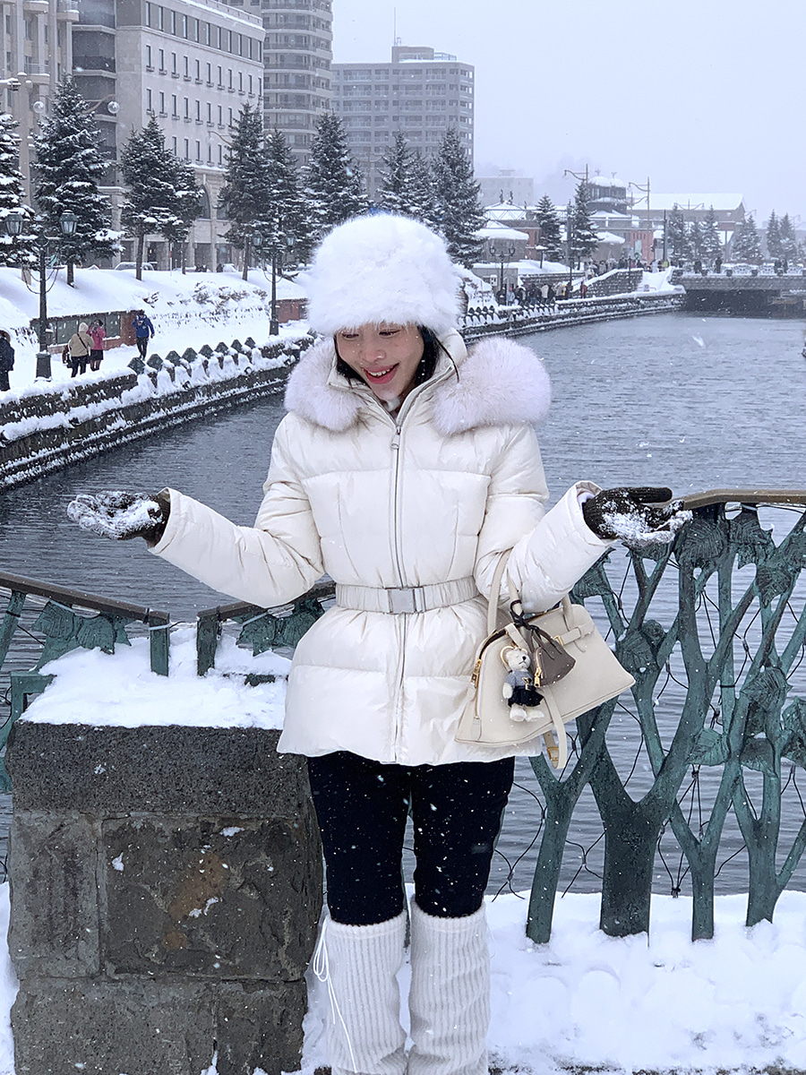 现货aroundyur新款奢华大毛领短款鹅绒羽绒服连帽收腰气质外套