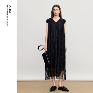新款 AUM噢姆2026年夏季 收腰V领绣花连衣裙黑色长裙女 天猫臻选