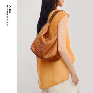 【灵感搭配】AUM噢姆2026年春季新款立体肌理休闲一包多用手提包