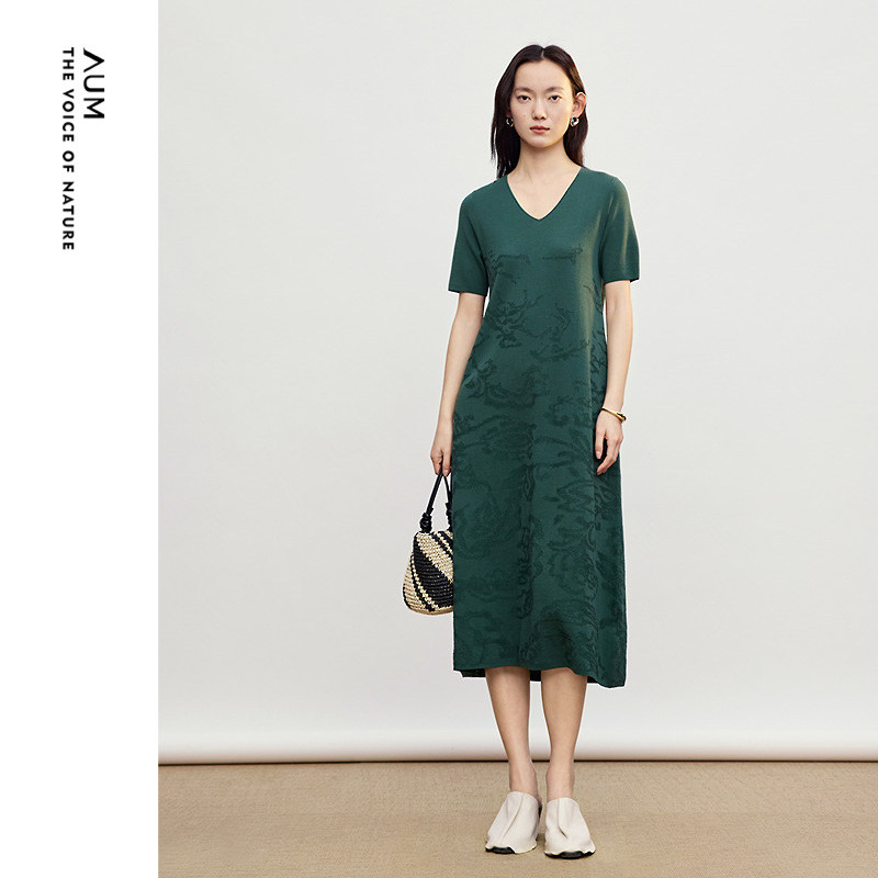 【天猫臻选】AUM噢姆2026年夏季新款气质V领短袖针织连衣裙长裙女