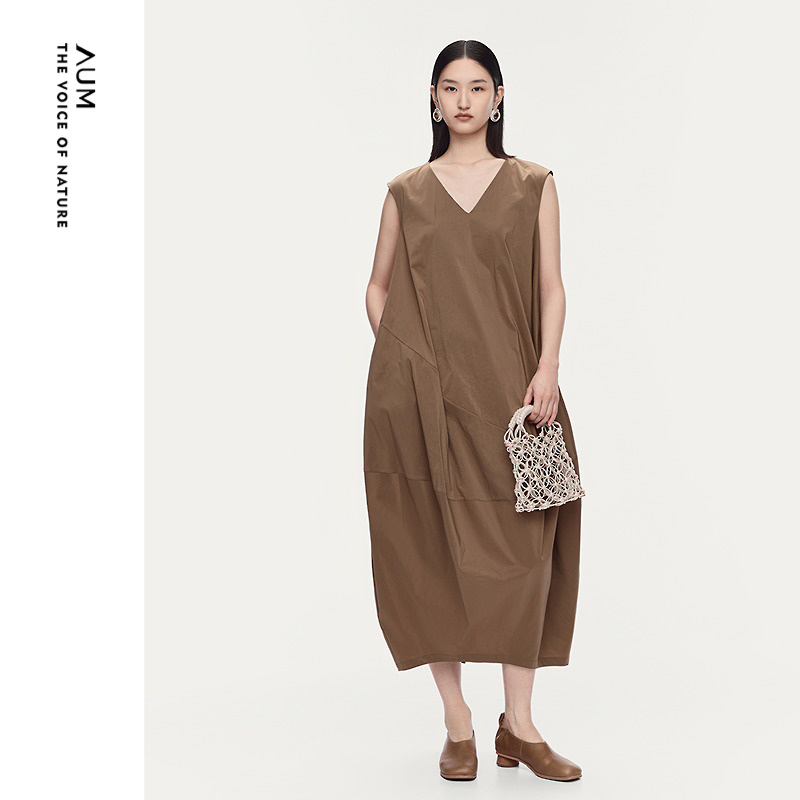 【天猫臻选】AUM噢姆2025年夏季新款气质V领宽松花苞无袖连衣裙女