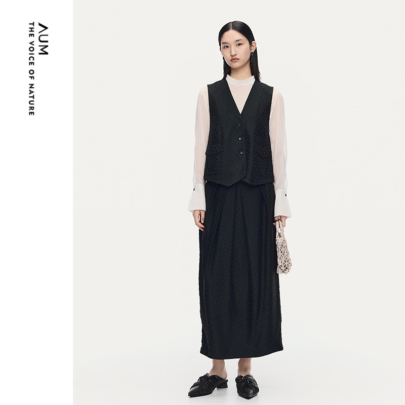 【轻松套装】AUM噢姆2025年秋季新款提花肌理修身黑色马甲半身裙