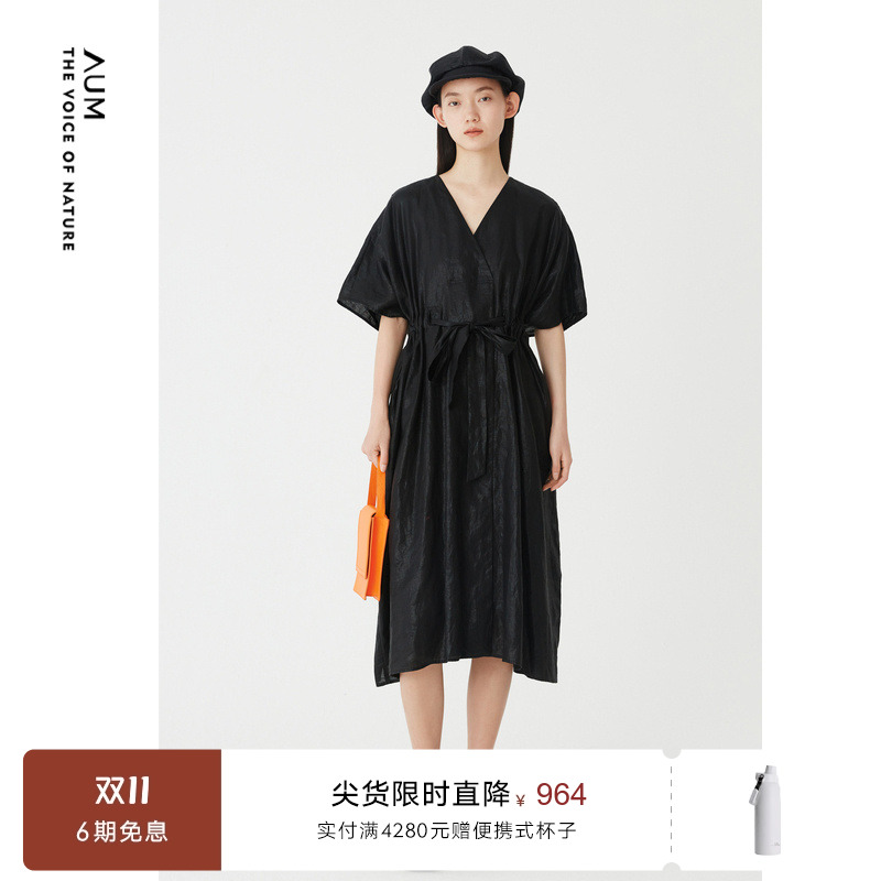 【商场同款】AUM噢姆2025年春季新款新中式交领收腰黑色连衣裙子