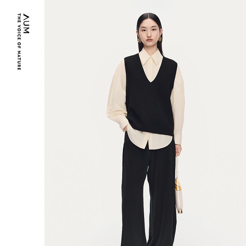 【商场同款】AUM噢姆2025年秋季新款宽松深V简约针织黑色马甲上衣