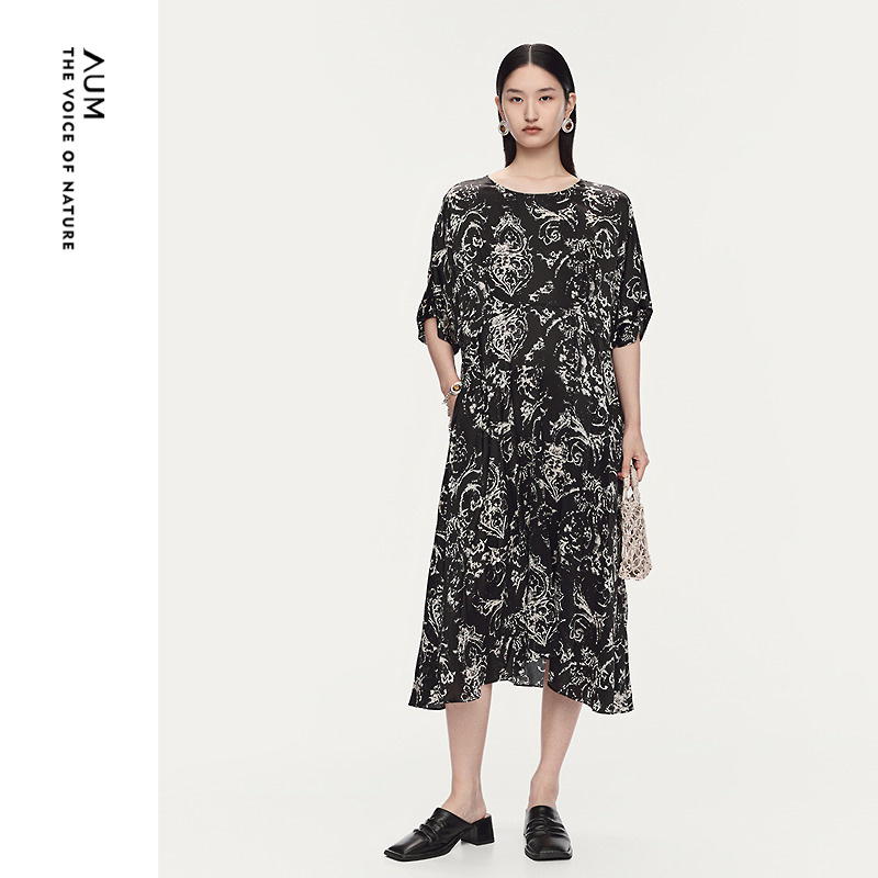 【FaFa裙】AUM噢姆2025年夏季新款黑白抽象印花休闲V领连衣裙长裙