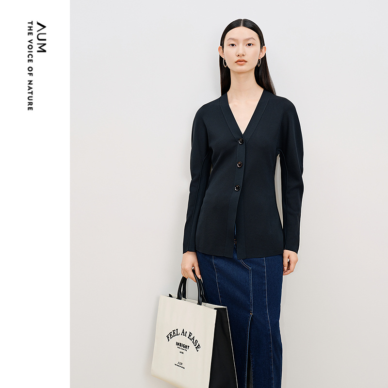 【商场同款】AUM噢姆秋季羊腿袖V领收腰长袖休闲黑色针织上衣女款