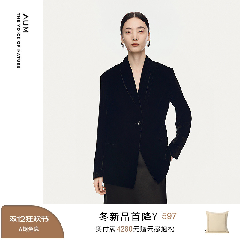 【商场同款】AUM噢姆2025年冬季新款无领单粒扣丝绒黑色西装外套