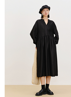 【天猫臻选】AUM噢姆2025年秋季新款波点肌理宽松收腰黑色连衣裙