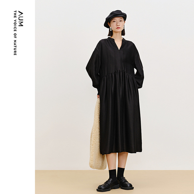 【天猫臻选】AUM噢姆2025年秋季新款波点肌理宽松收腰黑色连衣裙