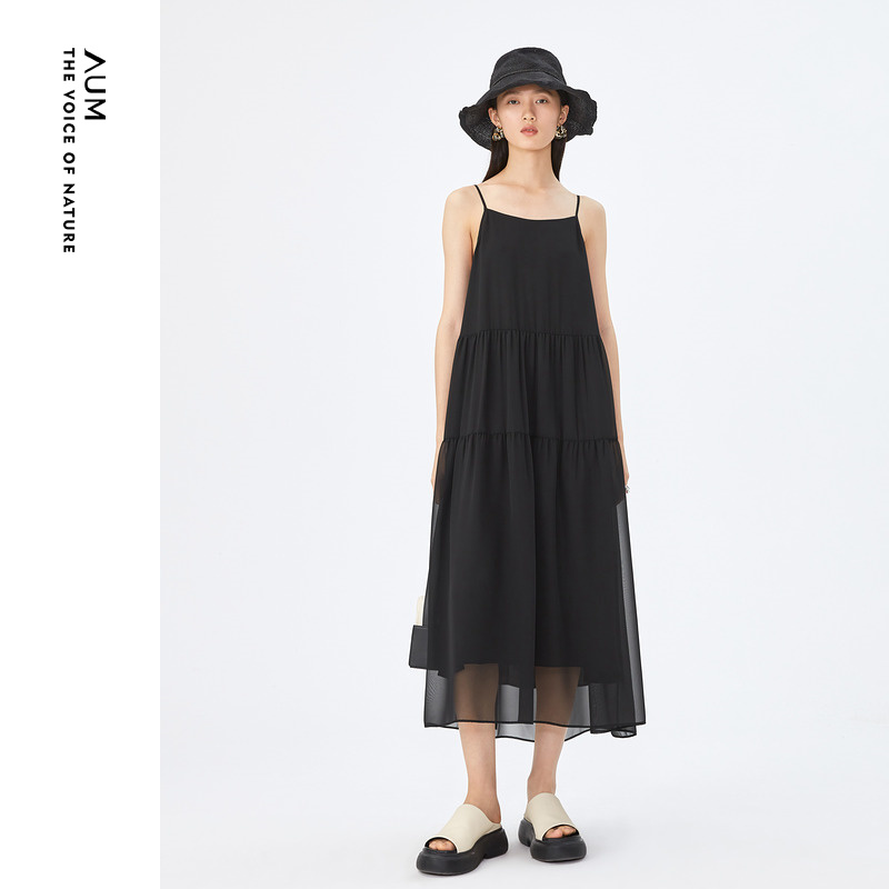 AUM噢姆23年夏季新款中长款廓形飘逸仙气吊带裙黑色质感连衣裙