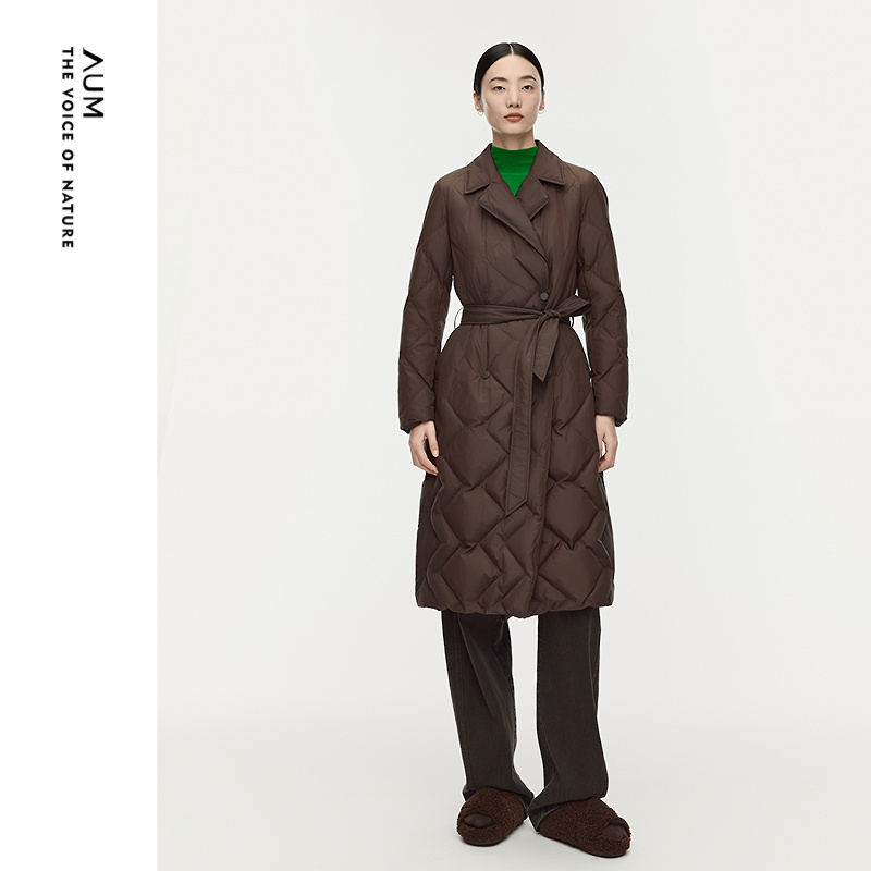 【商场同款】AUM噢姆2025年冬季新款收腰西装领长款鹅绒轻羽绒服
