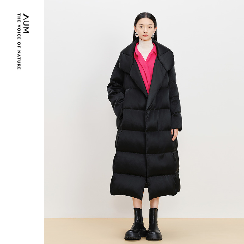 【商场同款】AUM噢姆冬季醋涤缎直身花苞领中长款黑色鹅绒羽绒服