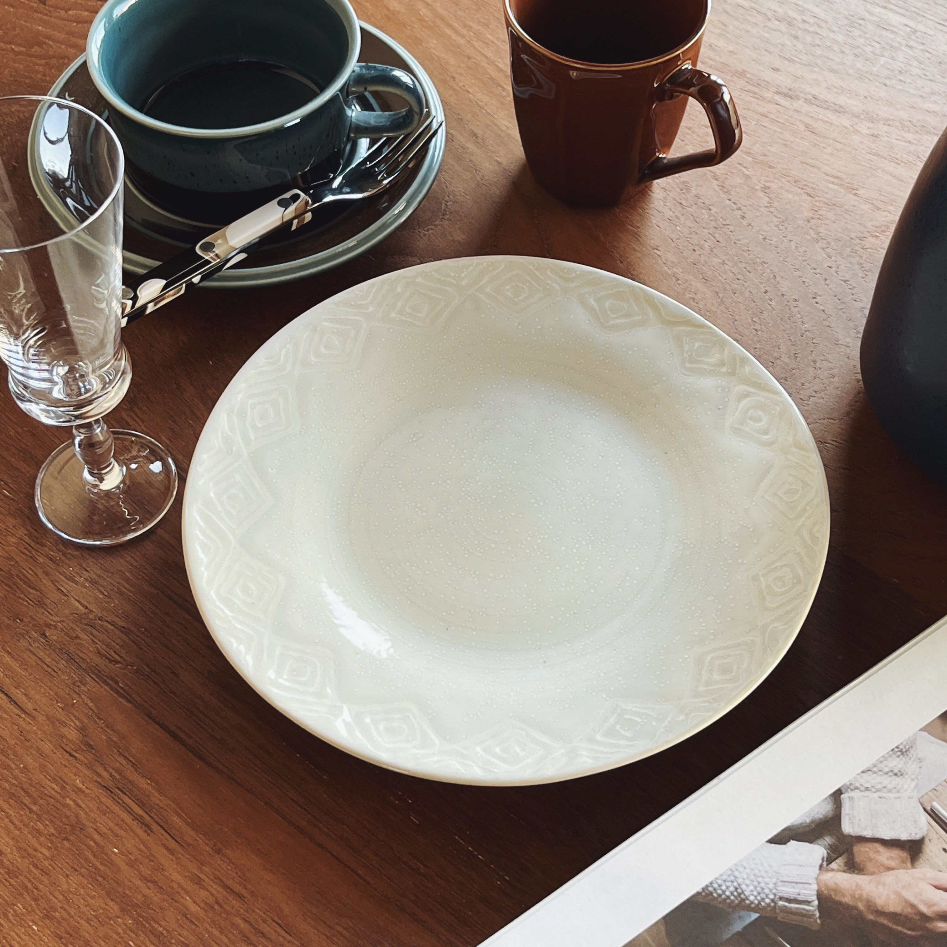 收集时光 菱纹暗花浮雕不规则米白盘 陶瓷沙拉盘 甜品盘 早餐盘