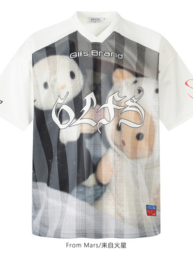 From Mars Unsmooth and all-matching short-sleeved T-shirt