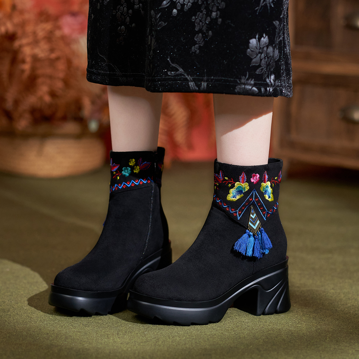 秋冬新款短靴绣花旗袍靴中式民族风加绒棉靴冬款厚底软底流苏靴女