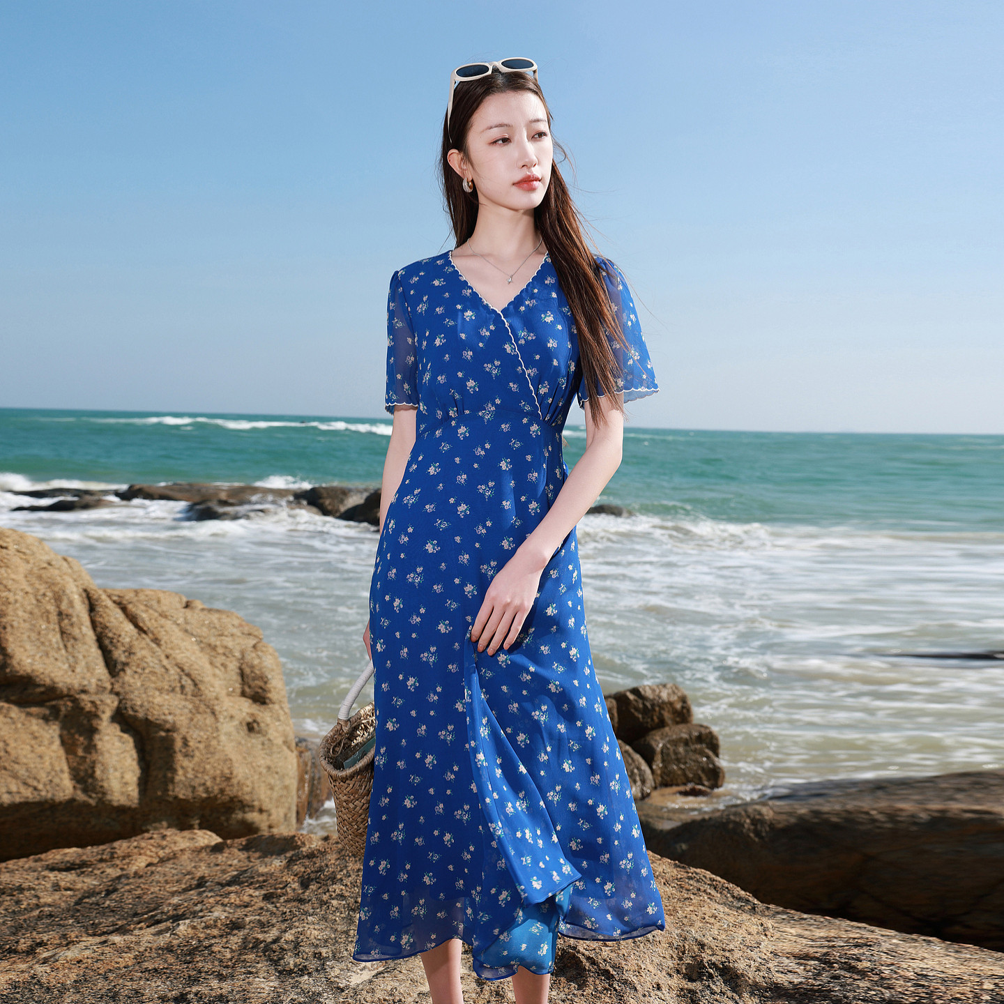 若潮大码女装2026夏季新款法式V领连衣裙雪纺蓝色碎花胖MM
