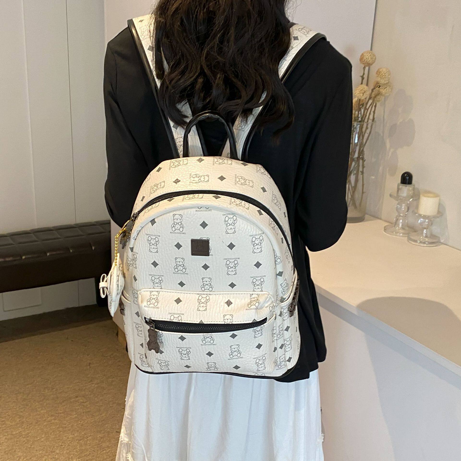 可爱小熊通勤双肩包女2025新款潮女大学生书包大容量轻便旅行背包