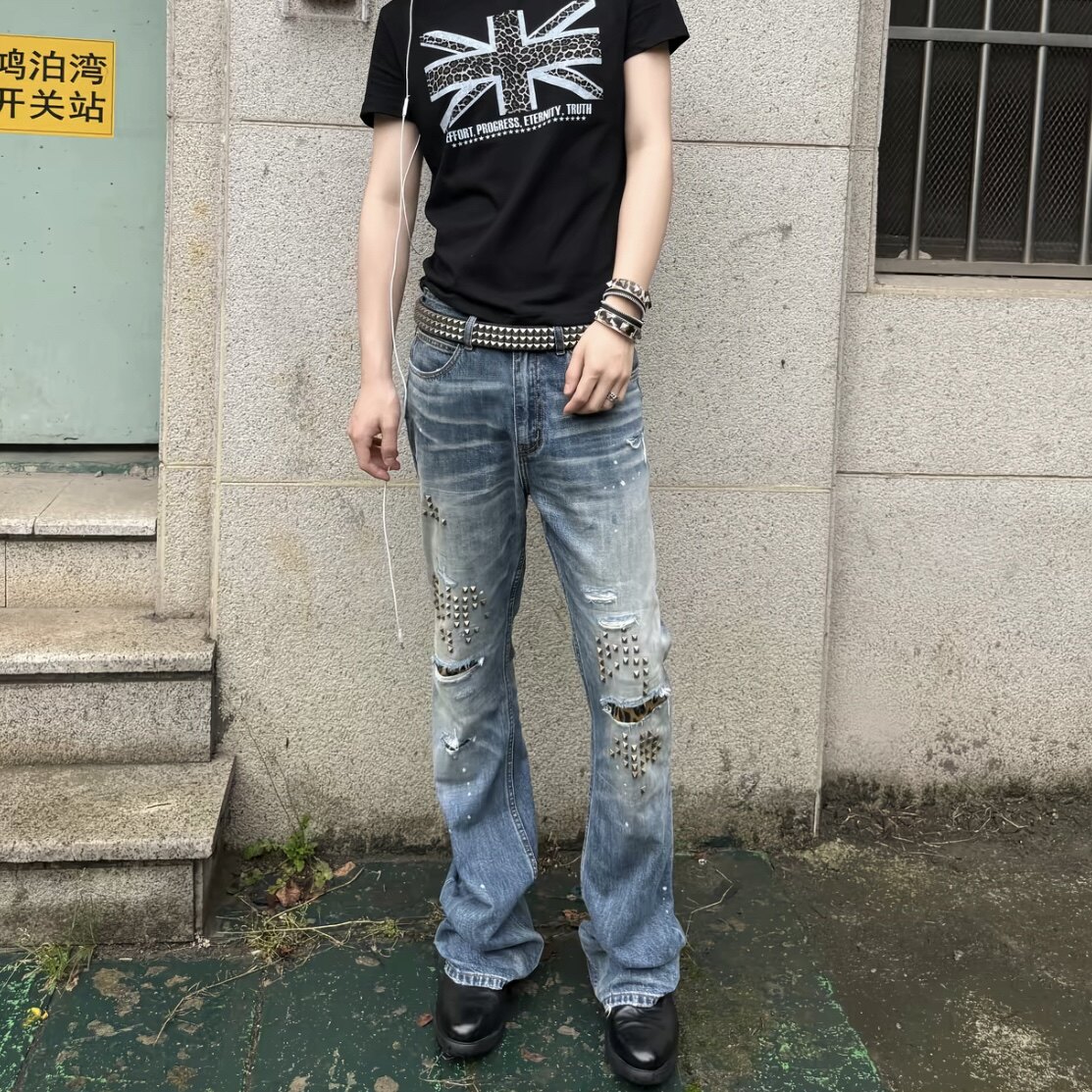 黄铜色方形铆钉泼墨微喇牛仔裤男图片