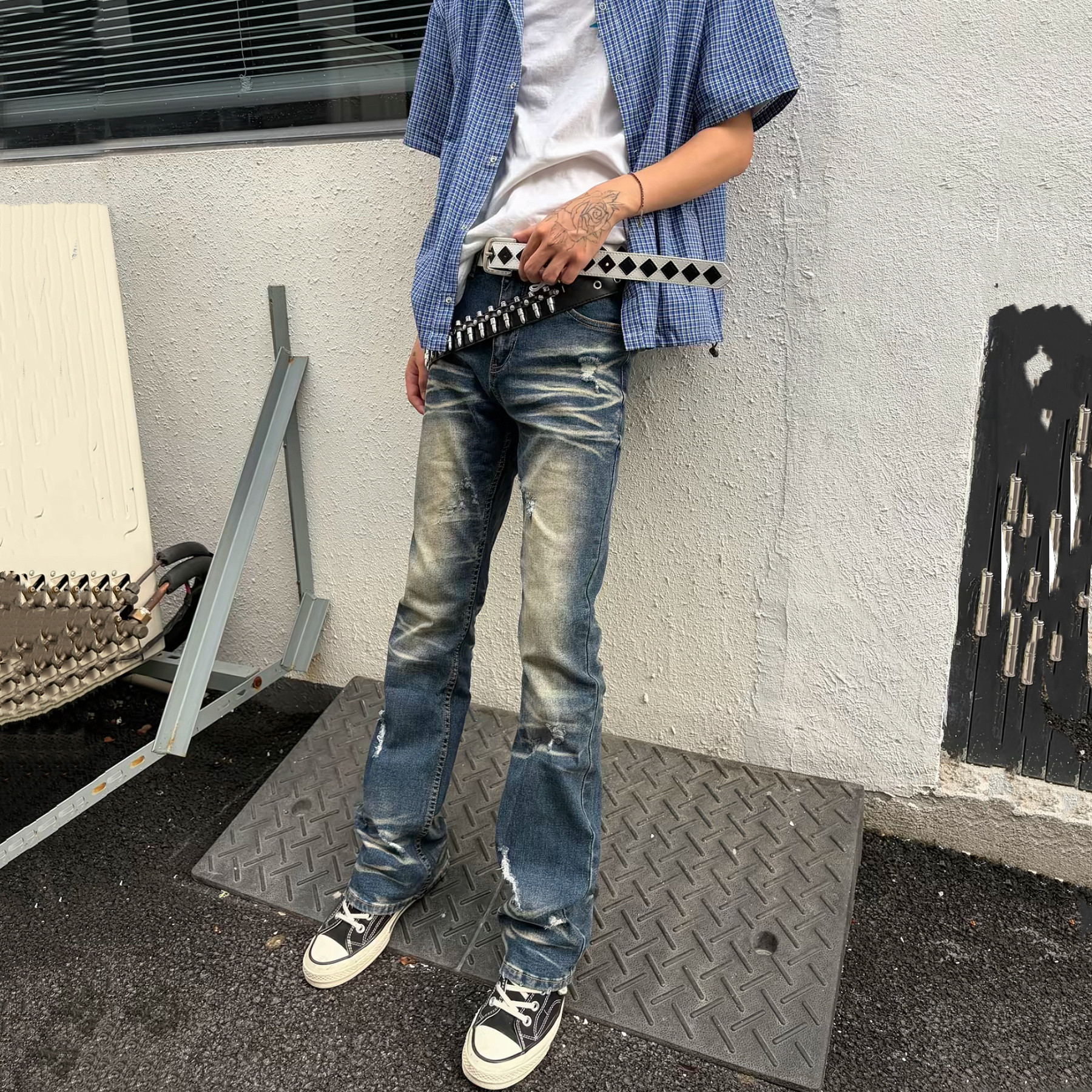 复古水洗小破洞微喇弹力牛仔裤男图片