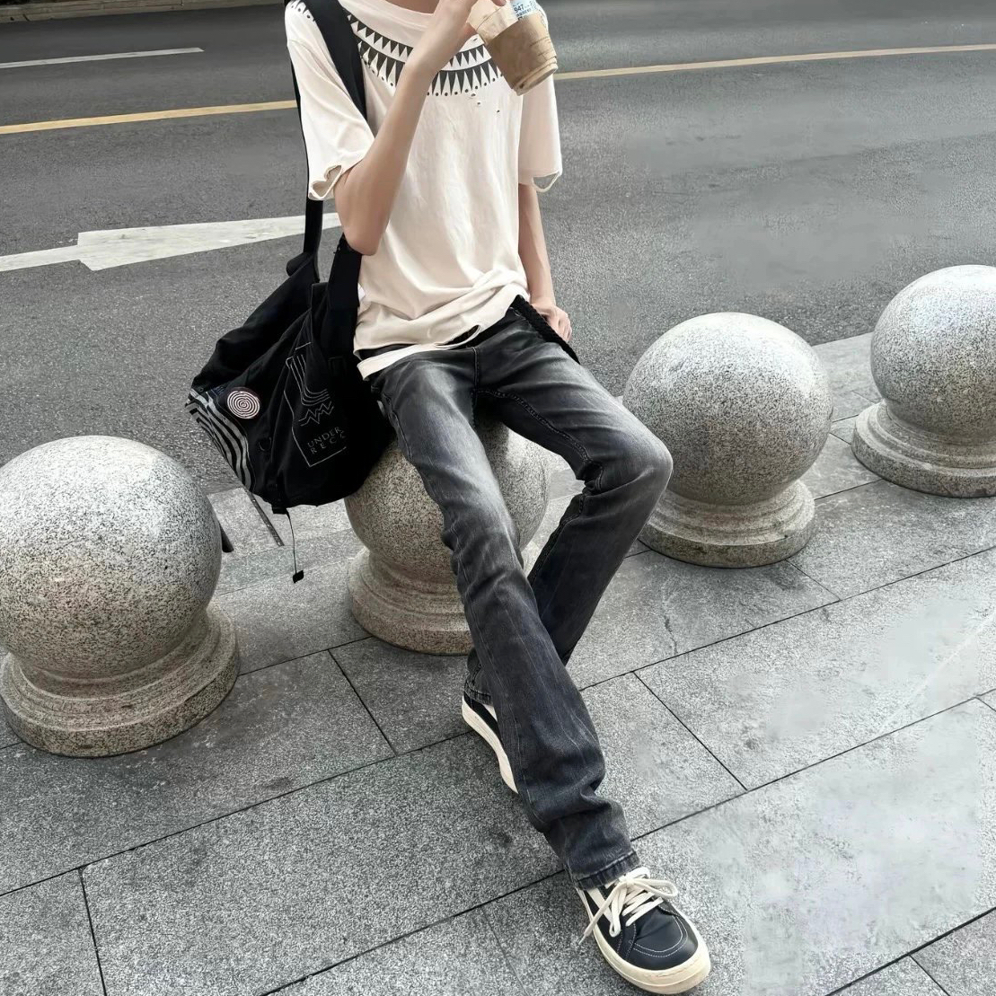 水洗做旧黑灰猫须微喇牛仔裤男
