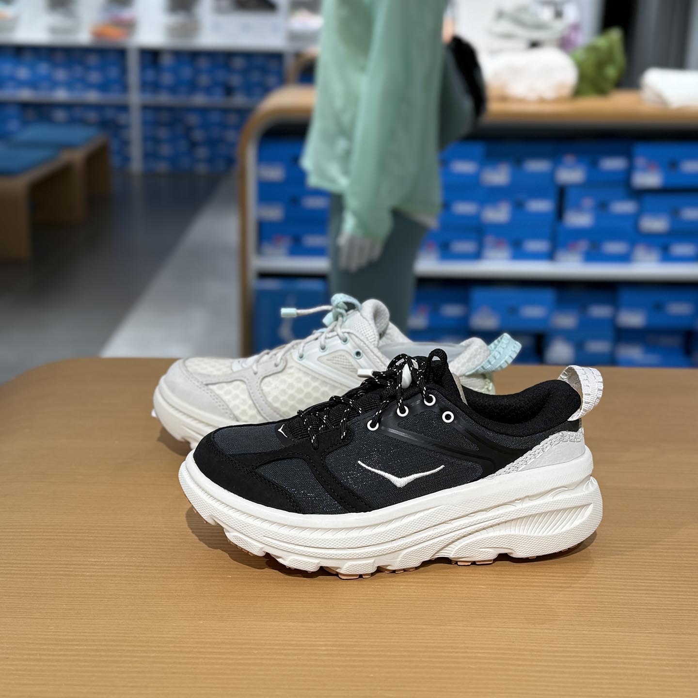 HOKAONEONE低帮跑步鞋